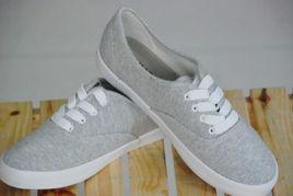 國產(chǎn)小白鞋情侶視頻網(wǎng)站,甜蜜演繹時(shí)尚愛情故事