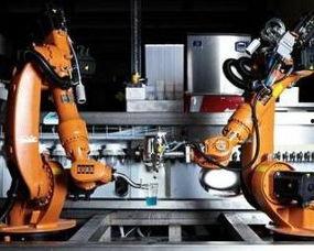 國產(chǎn)機器人調(diào)酒視頻,演繹智能生活新篇章